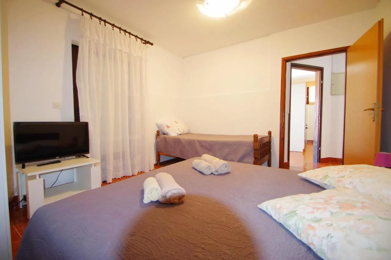 Apartments Lavinija Banjole 0*,  Croatia